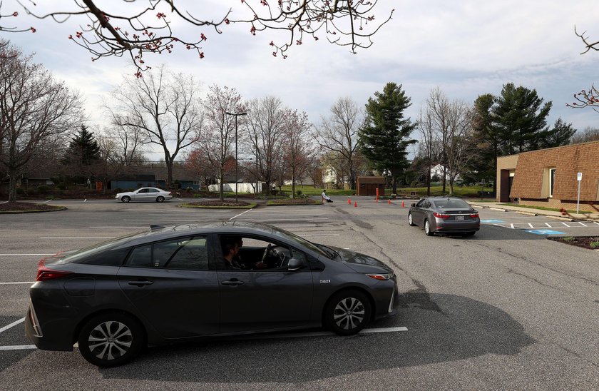 Koronawirus w USA. Ksiądz Scott Holmer spowiada ludzi na parkingu