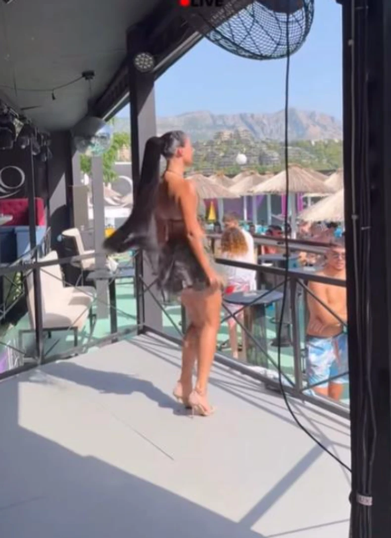 Mahrina nastupila u polupraznom lokalu