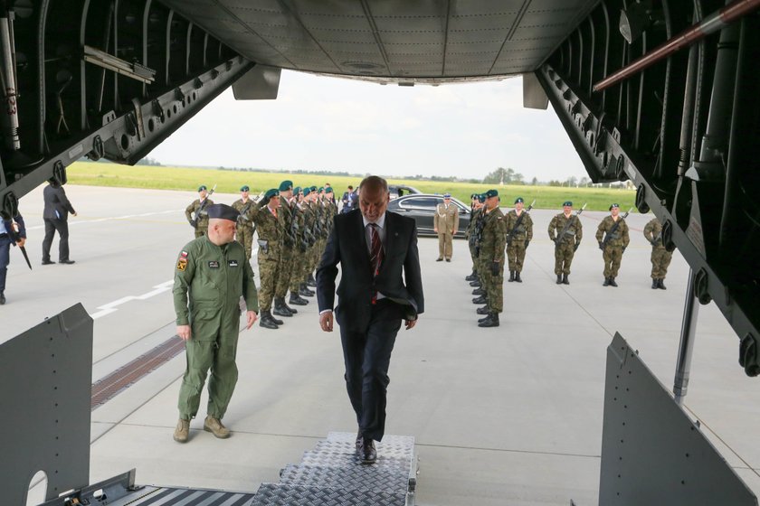 Dla Macierewicza wojskowa CASA jak taksówka