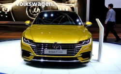Volkswagen arteon szokuje. Oto NOWA limuzyna lepsza od passata. Co ma i ile kosztuje? [ZDJĘCIA z premiery]