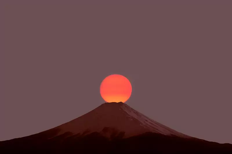 Góra Fudżi to najwyższy szczyt Japonii, mierzący aż 3776 m n.p.m. Leży na wyspie Honsiu, na południowy zachód od stolicy kraju — Tokio / Getty Images