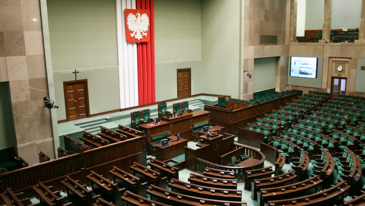 Sejm jutro ma zająć się wyborem pięciu sędziów TK. Kandydatów zgłosił klub PiS. Ze względu na mający się odbyć pojutrze pogrzeb Tomasza Tomczykiewicza posiedzenie izby ma być jednodniowe. Według Ryszarda Terleckiego, o tym, czy posłowie zajmą się prezydenckimi projektami zadecyduje Prezydium Sejmu jutro rano.