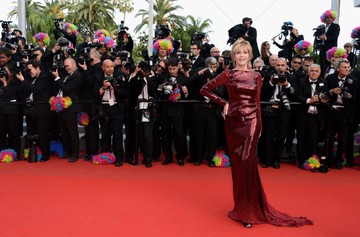 Jane Fonda odavan a flitterekért, nem egyszer viselt ilyet Cannesban, például 2012-ben is, ezúttal Roberto Cavallitól