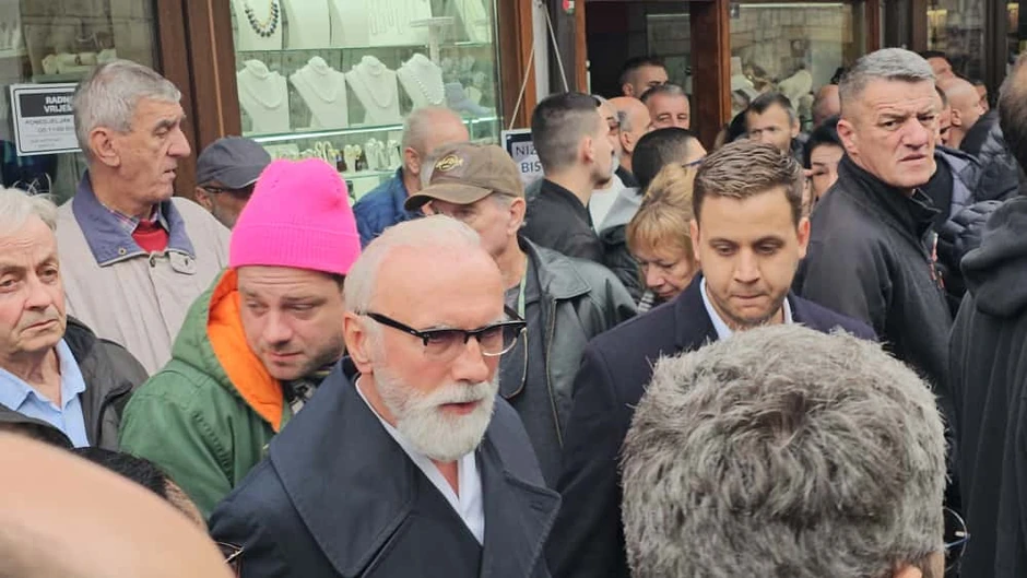 Počela sahrana Halida Bešlića, ljudi se okupljaju ispred džamije