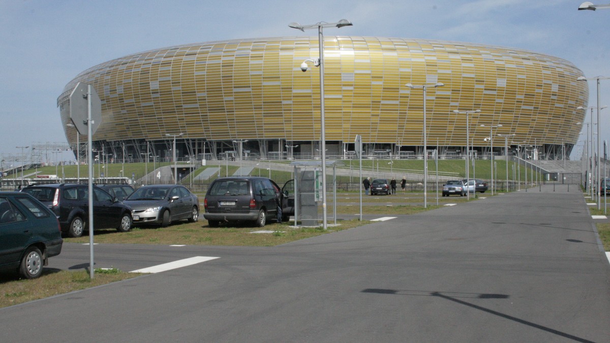 To będzie prawdziwa gratka dla kibiców. W sobotę o 18 na gdańskie PGE Arenie Lechia Gdańsk podejmie Legię Warszawa. Mecz odbywa się w ramach rundy finałowej T-Mobile Ekstraklasy. Ponieważ spotkanie ma miejsce w dzień wolny od pracy, podpowiadamy jak szybko i bezpiecznie dojechać na stadion.