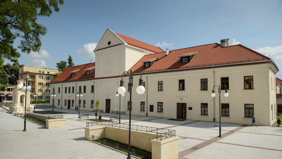 Biblioteka, sala widowiskowa, sala kinowa, galeria wystawiennicza będą funkcjonowały w odrestaurowanym zabytkowym kompleksie poklasztornym w Lublinie, gdzie mieści się Centrum Kultury. Dzięki renowacji powierzchnia użytkowa obiektu znacznie się powiększyła.