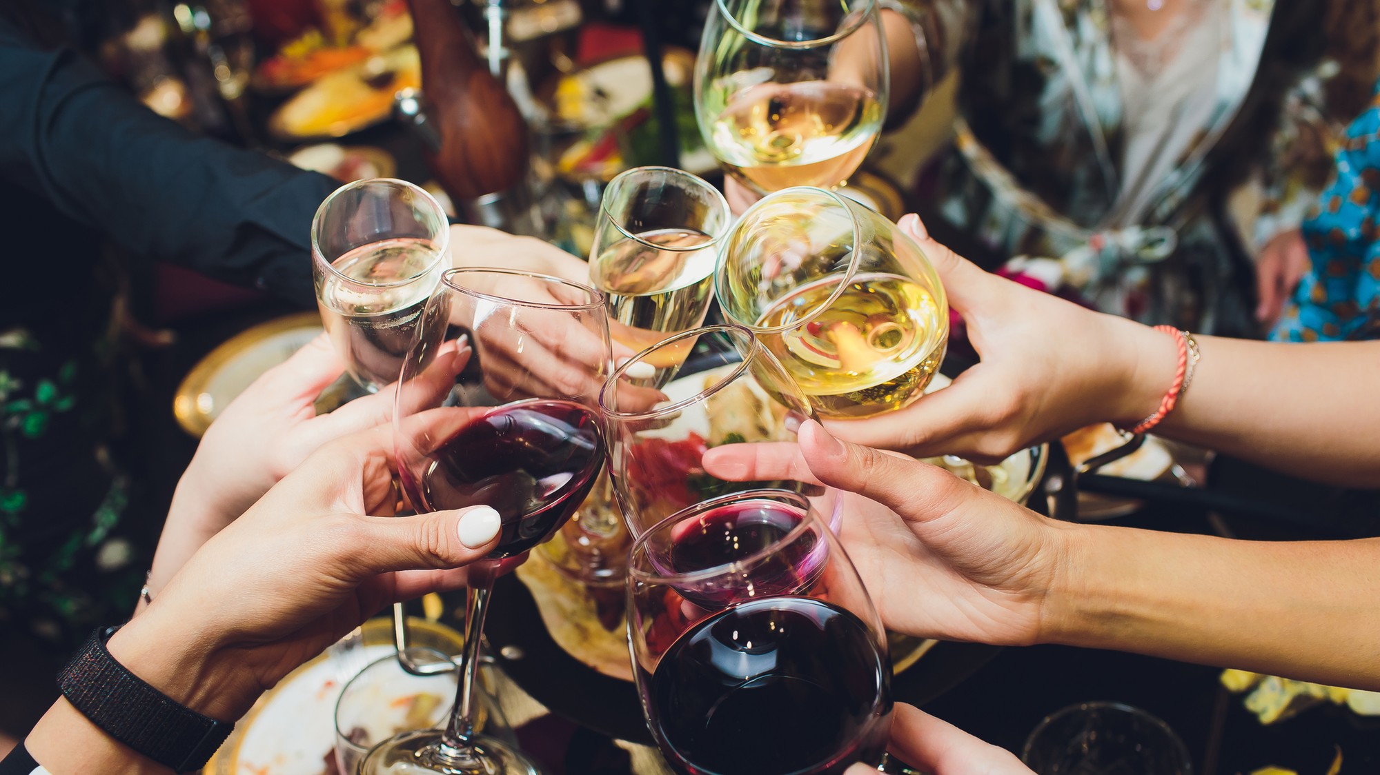 Alkohol počas sviatkov môže v rodinách viesť k hádkam a narúšať vzťahy. (ilustračné foto)