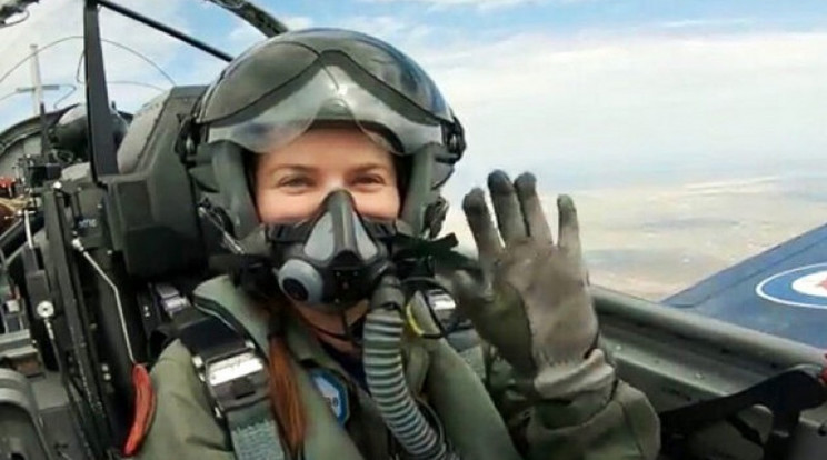 A magyar kiképzés után Kanadában is tanult a pilótanő/ Fotó: honvedelem hu