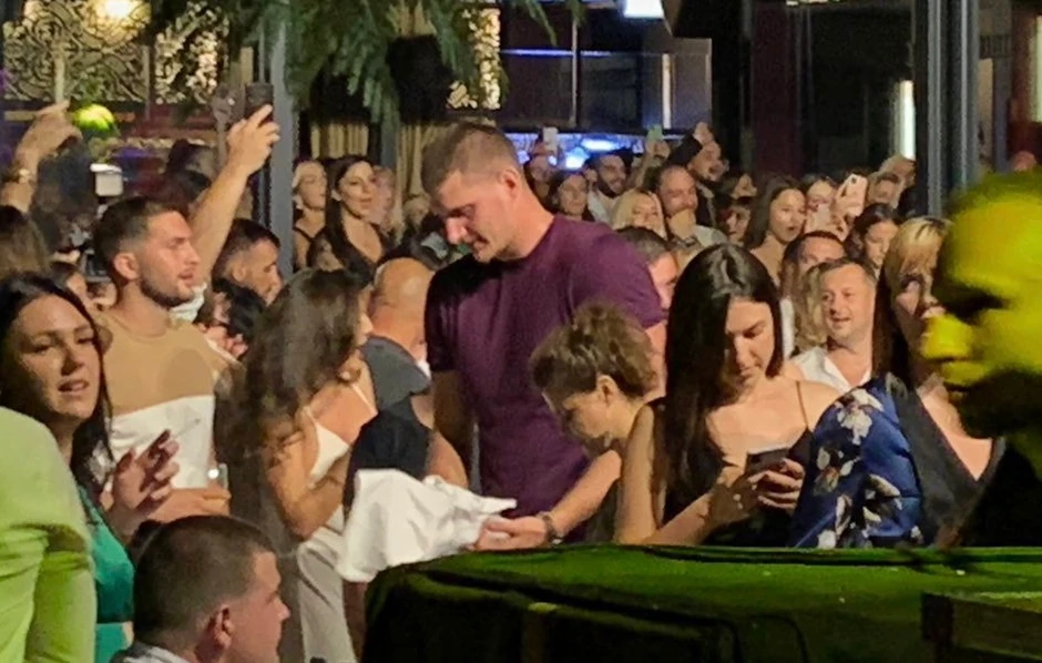 Cecin nastup u Somboru, Jokić u publici