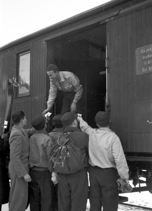 1933 - Pociąg wycieczkowy, kursujący jako pociąg "Narty-Dancing-Brydż"