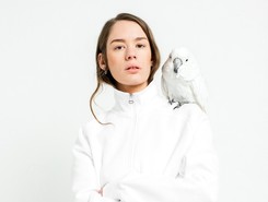 Zjawiskowa wokalistka Anna of The North i jej teledysk 'Dream Girl'