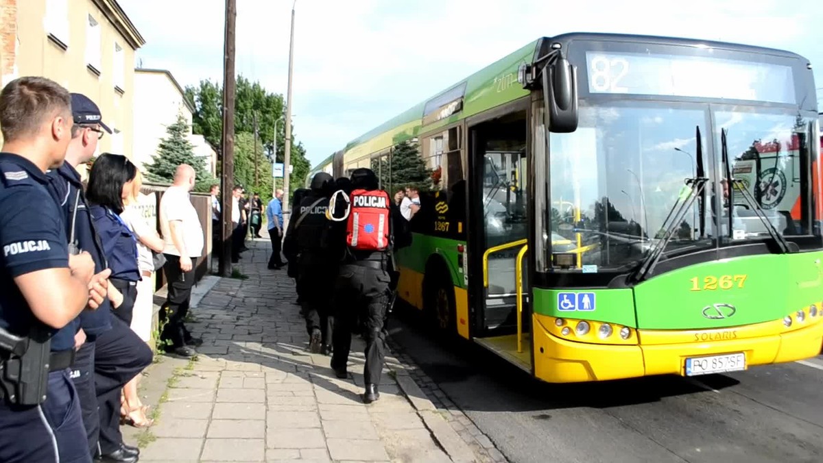 Po godz. 6 rano młody mężczyzna ranił starszego mężczyznę na ulicy Dąbrowskiego na poznańskich Ogrodach. Nożownik uciekł z miejsca zdarzenia. Policjanci zatrzymali sprawcę w autobusie linii nr 82, którym podejrzany zmierzał w kierunku Górczyna.