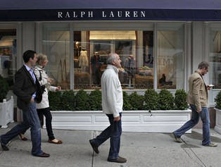 Amerykanie wracają do prestiżowych salonów i chętniej kupują drogą odzież i biżuterię