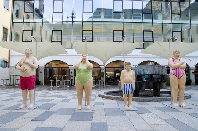 Górna Austria, Austria. Stopa bezrobocia: 2,9 proc. Stolicą tego kraju związkowego, graniczącego zarówno z Niemcami jak i z Czechami, jest Linz. Jest to ważne z punktu widzenia gospodarki miasto, gdzie siedzibę ma duży producent stali. Na zdjęciu rzeźby przed centrum kultury w Linz. Zdj. Alicar / Shutterstock.com