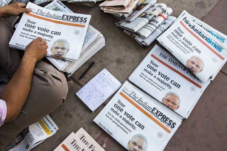 Zdaniem Krzysztofa Renika w trybach indyjskiej demokracji jest bardzo dużo piasku. - Największa frekwencja jest w slumsach. Dlaczego? Bo tam partyjni działacze płacą mieszkańcom. Mówią: pójdziesz, zagłosujesz na naszego kandydata i dostaniesz za to pieniądze. Nie idealizował bym modelu demokracji indyjskiej, bo korupcja wyborcza jest zjawiskiem dość powszechnym - dodaje.