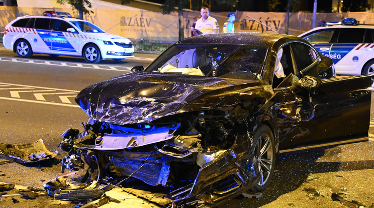 Budapesten, a Hegyalja úton ütközött össze két autó. A balesetben ketten meghaltak / Fotó:MTI/Mihádák Zoltán