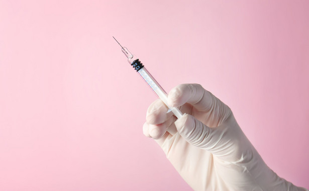 Akademia zauważyła, że dynamika kampanii szczepień napotyka przeszkodę w postaci osób wahających się i przedstawicieli ruchu antyszczepionkowego