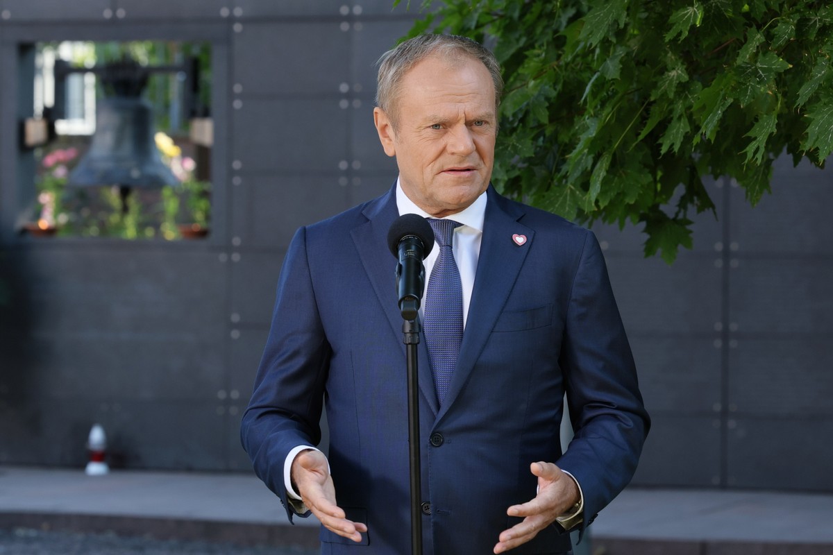 Warszawa, 01.08.2024. Obchody 80. rocznicy wybuchu powstania warszawskiego. Premier Donald Tusk podczas oświadczenia dla mediów na terenie Muzeum Powstania Warszawskiego, 1 bm. w Warszawie. W stolicy trwają obchody 80. rocznicy powstania warszawskiego - wystąpienia zbrojnego przeciwko okupującym Warszawę wojskom niemieckim, zorganizowanego przez Armię Krajową. (sko) PAP/Paweł Supernak