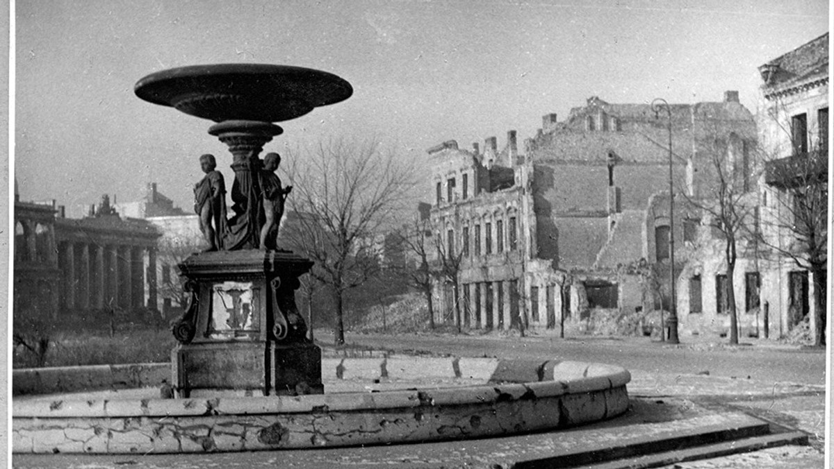 To czwarta edycja wystawy plenerowej Muzeum Getta Warszawskiego, która prezentuje trzy oblicza miasta: przedwojenne, wojenne i czasy odbudowy. Wystawę będzie można oglądać na pl. Grzybowskim w Warszawie od dziś do 15 listopada.