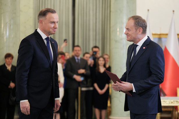 Prezydent RP Andrzej Duda (L) oraz premier Donald Tusk (P) podczas uroczystości zaprzysiężenia kierowanego przez Donalda Tuska gabinetu