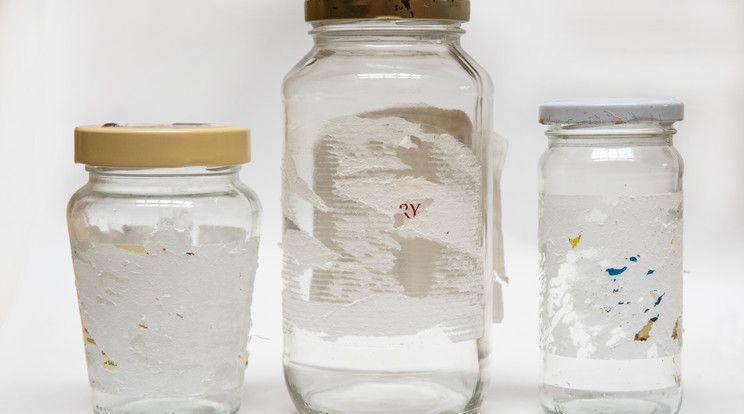 Sokszor szinte lehetetlen levakarni a matricát a befőttes üvegekről/Fotó: Shutterstock
