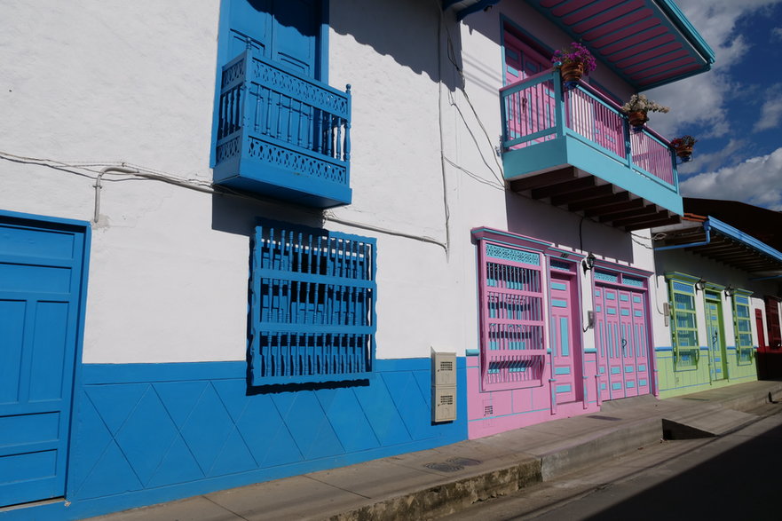 Architektura kolumbijskich miasteczek - kolorowe drzwi, kolorowe okiennice