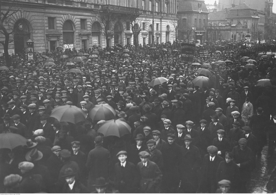 Obchody święta 1 Maja na Krakowskim Przedmieściu w Warszawie (1926)
