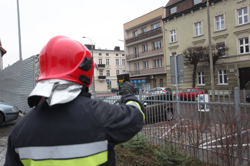 straż pożarna mierzy promieniowanie