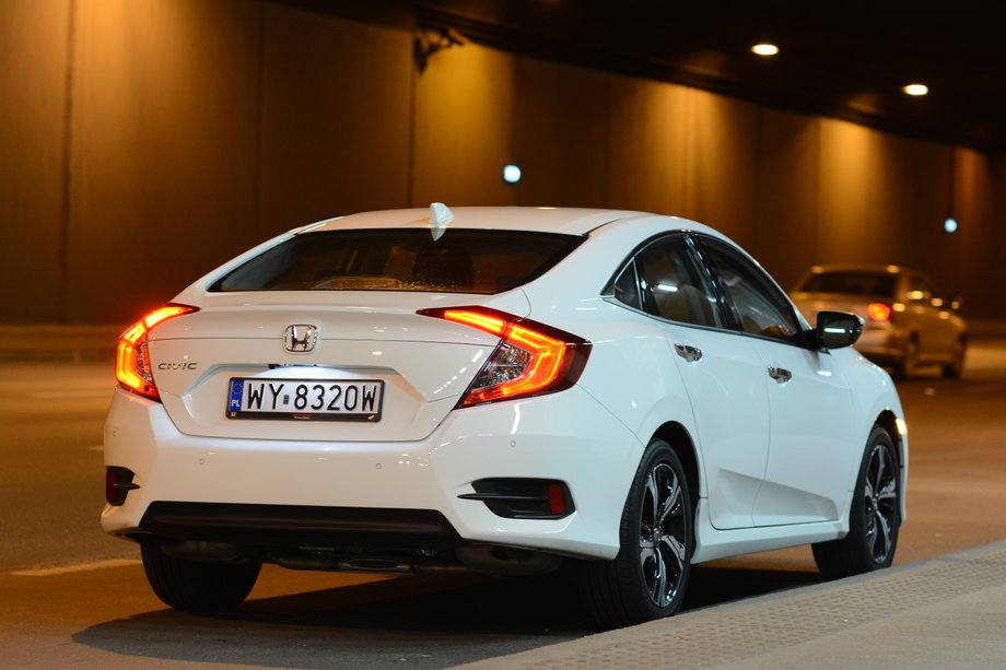 Honda Civic sedan 1.5 VTEC Turbo - w kompaktowej limuzynie też drzemią emocje