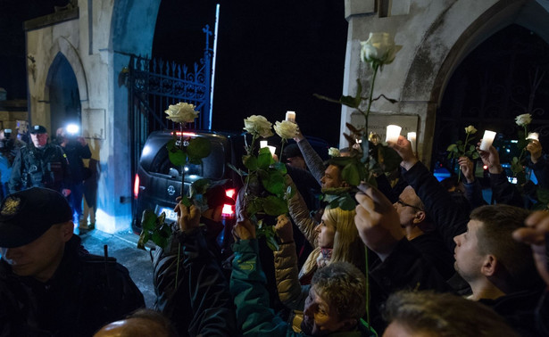 Bliscy i adwokaci protestowali podczas ekshumacji mec. Agackiej-Indeckiej. "Nawet w głębokim PRL-u, potrafiono uszanować wolę matki"