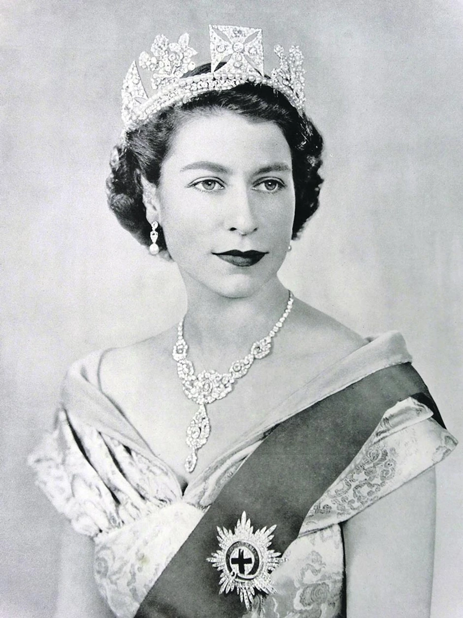 Nosila je dve krune, od kojih je jedna bila teška čak 2,2 kilograma, a stavila ju je samo jednom