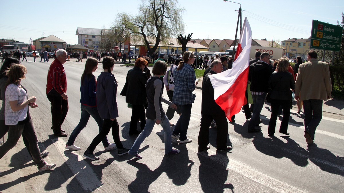 Kilkadziesiąt minut trwał protest mieszkańców Przysuchy (Mazowieckie) przeciw zmianom w systemie ratownictwa medycznego na terenie ich powiatu. Blokowali przebiegającą przez miasto drogę krajową nr 12, przechodząc po pasach.