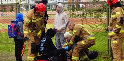 Dramat przed szkołą w Ustce. Kiedy uczniowe weszli na pasy pojawiło się rozpędzone auto