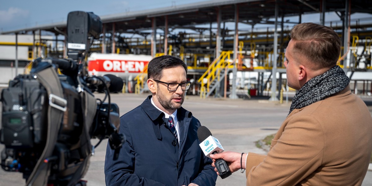 Daniel Obajtek ogłosił kolejne dobre wyniki Grupy Orlen. Wysokimi marżami koncern nadrobił straty na grze kontraktami terminowymi.