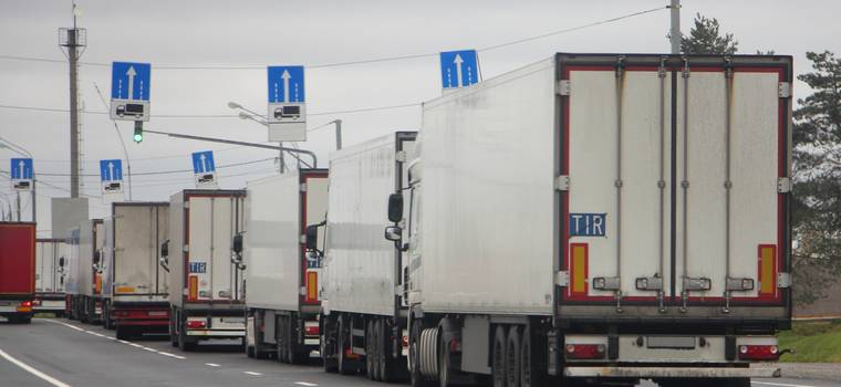 Znowu wydłuża się kolejka tirów na granicy z Białorusią — kierowcy czekają już 14 godzin