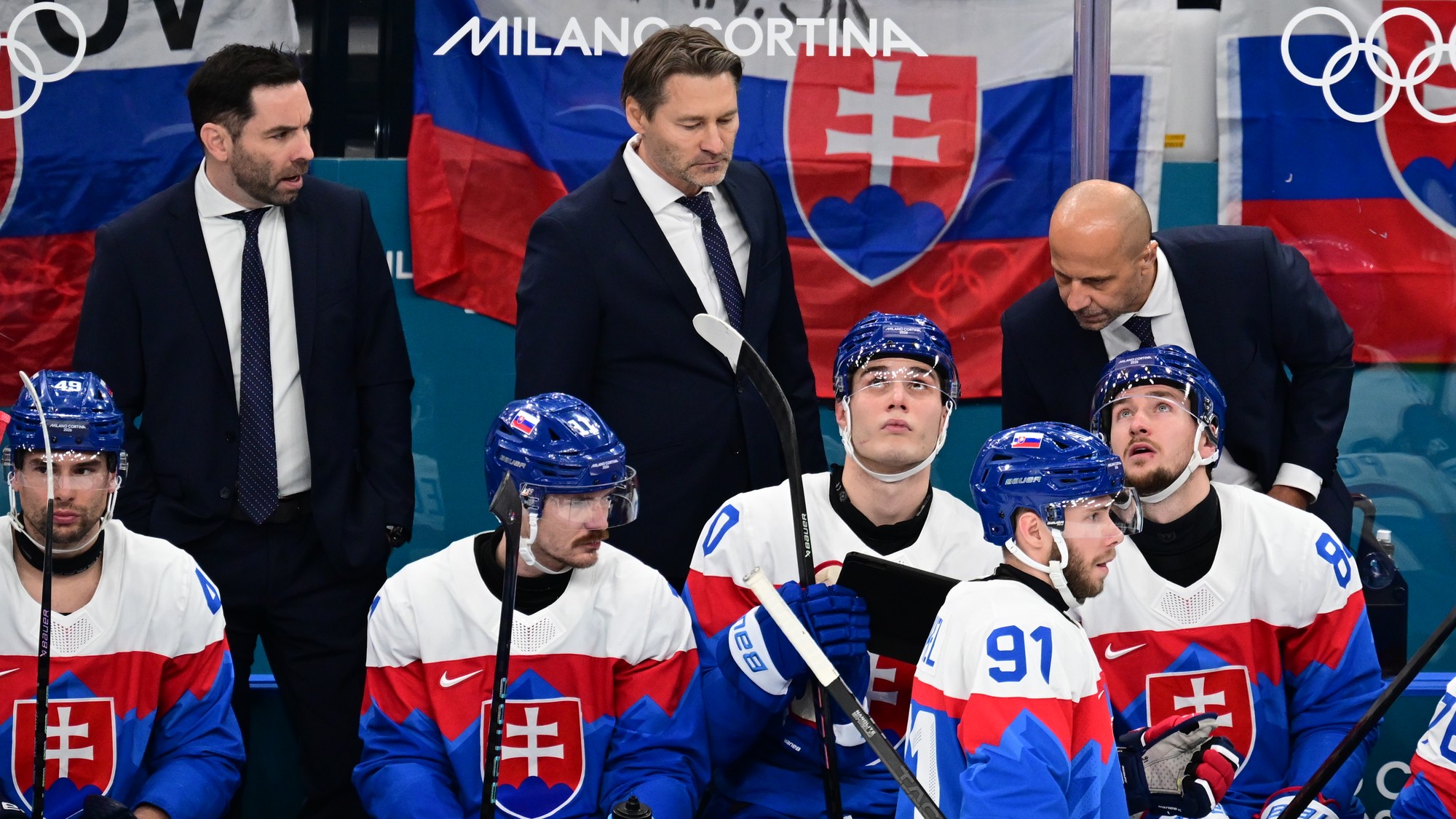 Martin Pospíšil (Slovensko) sa teší z gólu, prizerajú sa sprava Tim Stützle a brankár Philipp Grubauer (obaja Nemecko). 
