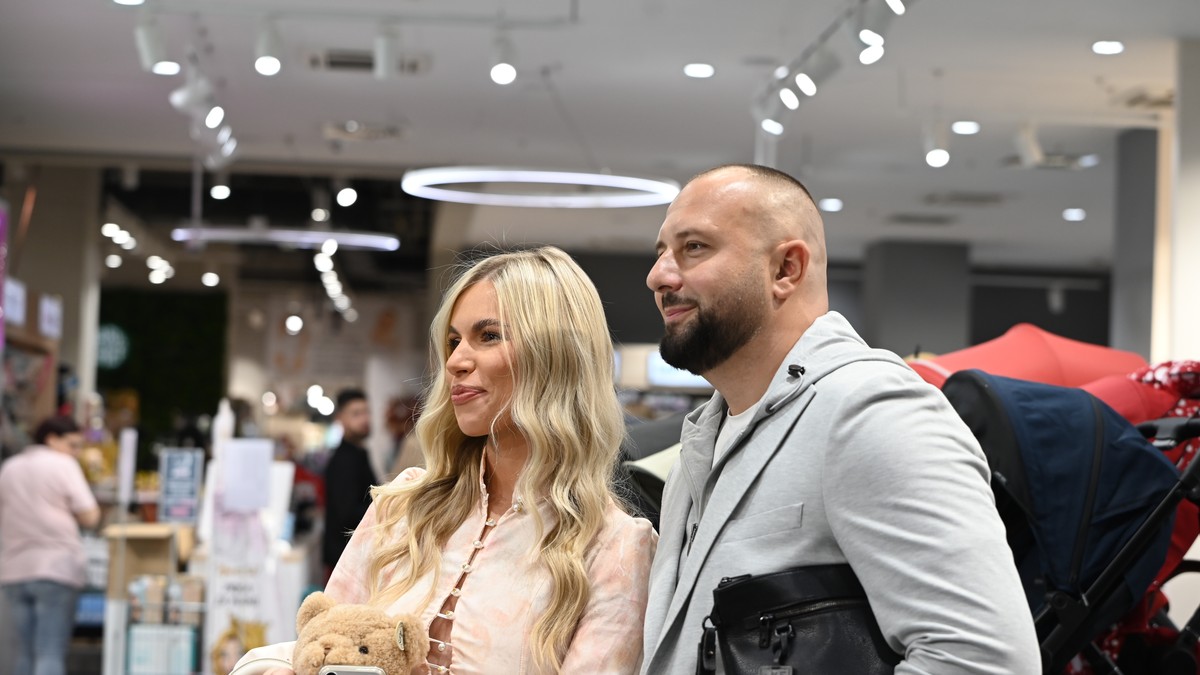 (FOTO) KADROVI IZ DOMA POZNATOG PARA TOPE SRCA Prelepa Ivona Polumenta bez trunke šminke, nedavno se porodila: Maleni Isak uživa pored majke i ne skida osmeh sa lica