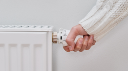 Ustawiasz pokrętło kaloryfera na "5", żeby szybko zrobiło się ciepło? To może być kosztowny błąd