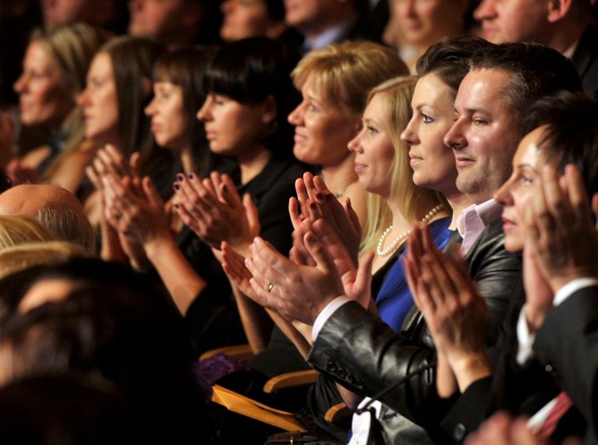 Publiczność oklaskująca gwiazdy