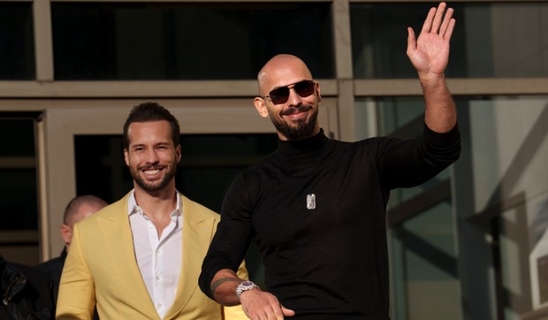 Tristan i Endru Tejt ispred suda u Bukureštu