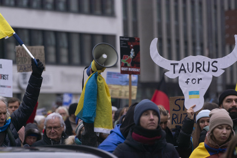 Setki ludzi uczestniczących w demonstracji poparcia dla Kijowa domaga się dostarczenia Ukrainie pocisków manewrujących Taurus, 6 stycznia 2024 r.