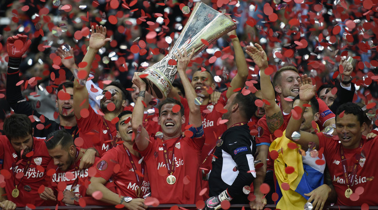Az elmúlt két évben a Sevilla futballistái emelhették magasba az Európa-liga-trófeát /Fotó: AFP