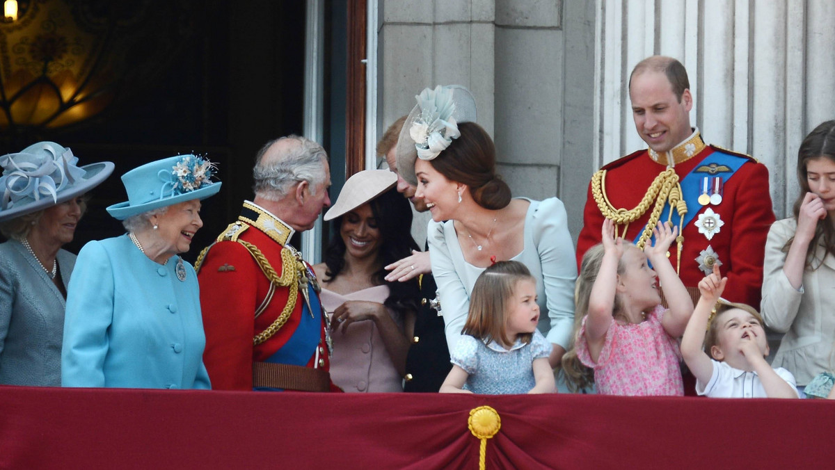 W ubiegły weekend tysiące osób obchodziło w Wielkiej Brytanii 92. urodziny królowej Elżbiety II. W uroczystej paradzie ulicami Londynu przeszło około tysiąca żołnierzy. Zwieńczeniem parady było przybycie całej rodziny przed Pałac Buckingham i uroczyste wystąpienie na słynnym balkonie. Całą uwagę Brytyjczyków skradły najmłodsze dzieci z rodu Windsorów. Tym razem księżniczka Charlotte rozbawiła wszystkich swoim zachowaniem. Czyż ona nie jest urocza?