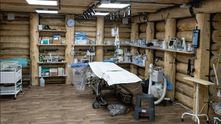 Podziemne szpitale NATO na ukraińskim froncie. Kto je buduje, jak działają i co robią tam Polacy?