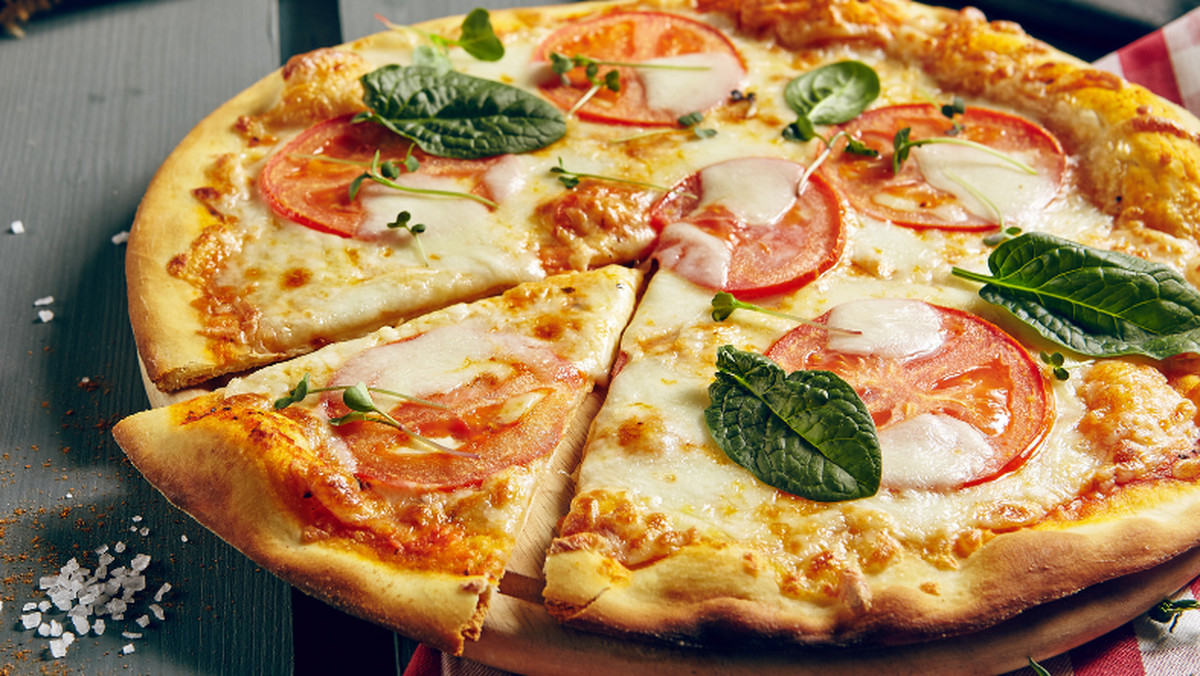 Błyskawiczny przepis na dietetyczną pizzę. Jest pyszna i ma tylko 90 kcal
