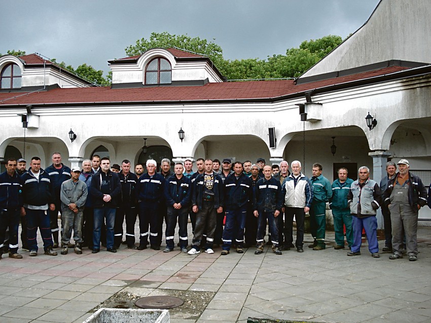 Ponuda je dve, umesto 11 zaostalih plata: Radnici koji su 11 dana štrajkovali spavajući na groblju