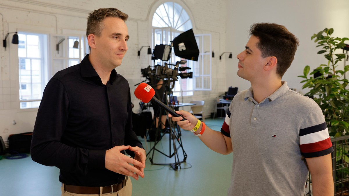 A Párbeszéd társelnöke Tordai kilépéséről: „Nagyon sajnálom, hogy Bence így döntött” – videó