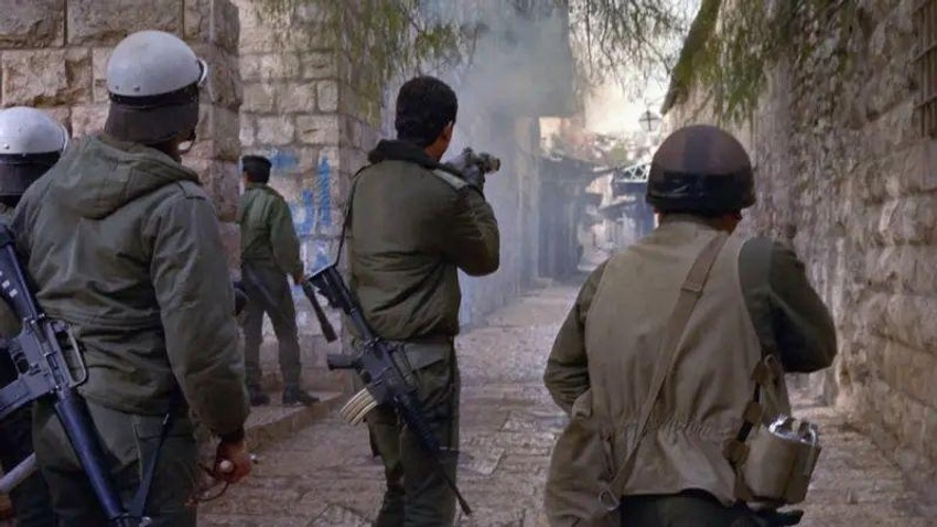 Izraelska policija za razbijanje demonstracija ispaljuje suzavac na palestinske demonstrante tokom sukoba, 22. januara 1988. godine, na ulicama Jerusalima, posle molitvi petkom | Foto: Getty Images