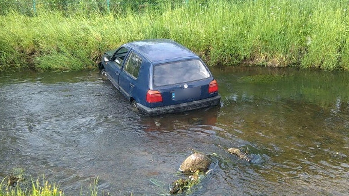 34-latek wjechał volkswagenem do rzeki. Na szczęście ani jemu, ani jego pasażerowi nic się nie stało. Okazało się jednak, że obaj mężczyźni byli pijani. Teraz kierujący ze swojego zachowania będzie tłumaczył się przed sądem.