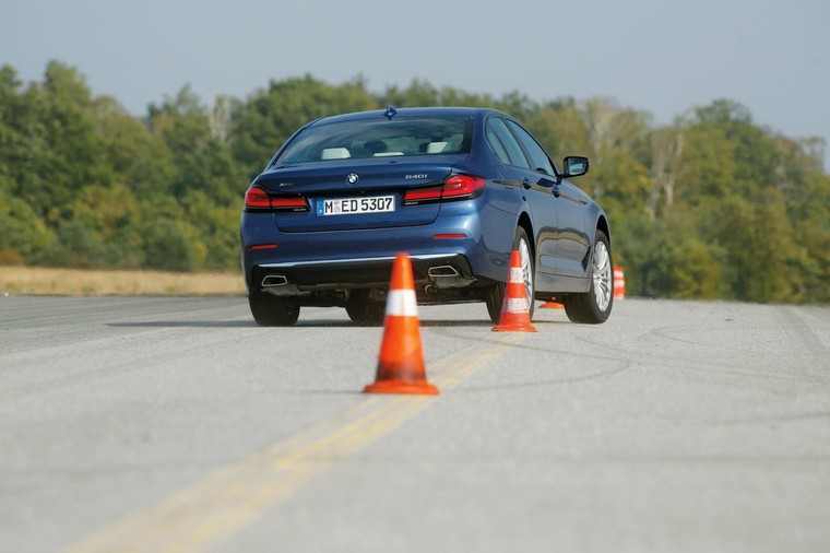 BMW 540i xDrive - próba slalomu